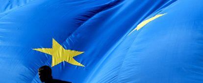 Una gigantesca bandera de la Unión Europea desplegada en Bruselas con motivo de la ampliación a 25 países en 2004.