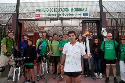 Los profesores, padres y alumnos en la salida del maratón verde, en el IES Sierra de Guadarrama de Soto el Real.