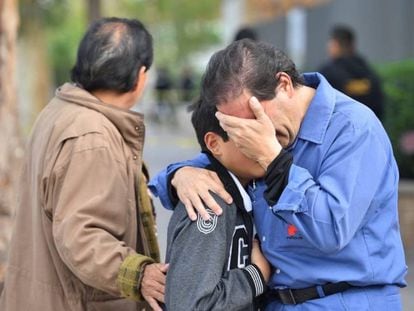Un hombre abraza a un niño afuera del colegio donde se realizó el tiroteo.