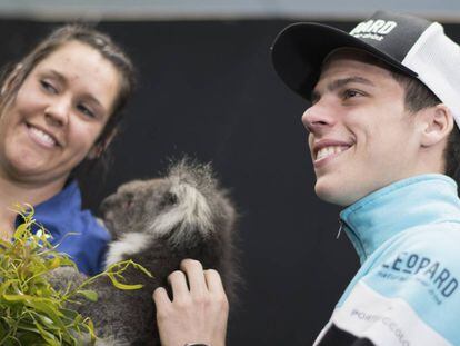 Joan Mir, en Australia, con un koala. 