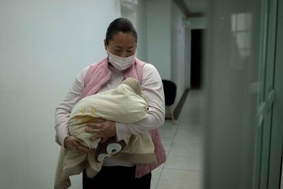 Rodrigo (6 meses de edad), en brazos de su madre Geraldine. Su hijo nació a los 6 meses de embarazo, pesando 750 gramos y estuvo cuatro meses en terapia. Jamás le revisaron los ojos.