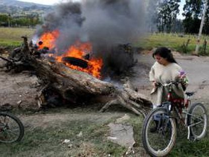 Una habitante camina entre los bloqueos en las vías el viernes 23 de agosto de 2013, en la población de Ubaté, departamento de Cundinamarca (Colombia).