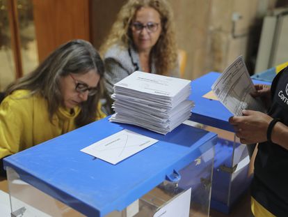 Una cartera deposita los votos por correo de las elecciones generales en un colegio electoral en Oviedo el pasado 23 de julio.