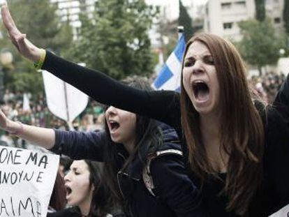 Estudiantes chipriotas protestan frente al palacio presidencial.