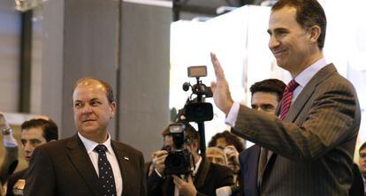 José Antonio Monago, con el Príncipe, la pasada semana en la Feria Internacional de Turismo (Fitur 2014).