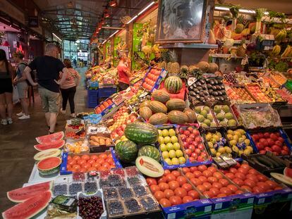 Puestos de alimentación en el mercado de Triana (Sevilla).