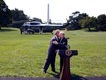 El 13 de agosto de 2007, el entonces presidente de EE UU, George W. Bush, abraza a Karl Rove durante la conferencia de prensa en la que el segundo anunció su dimisión, en Washington.