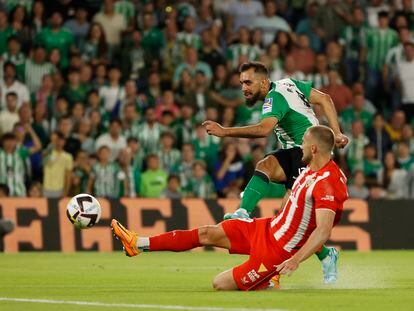 Borja dispara ante Ely para el hacer el 2-1 del Betis ante el Almería.