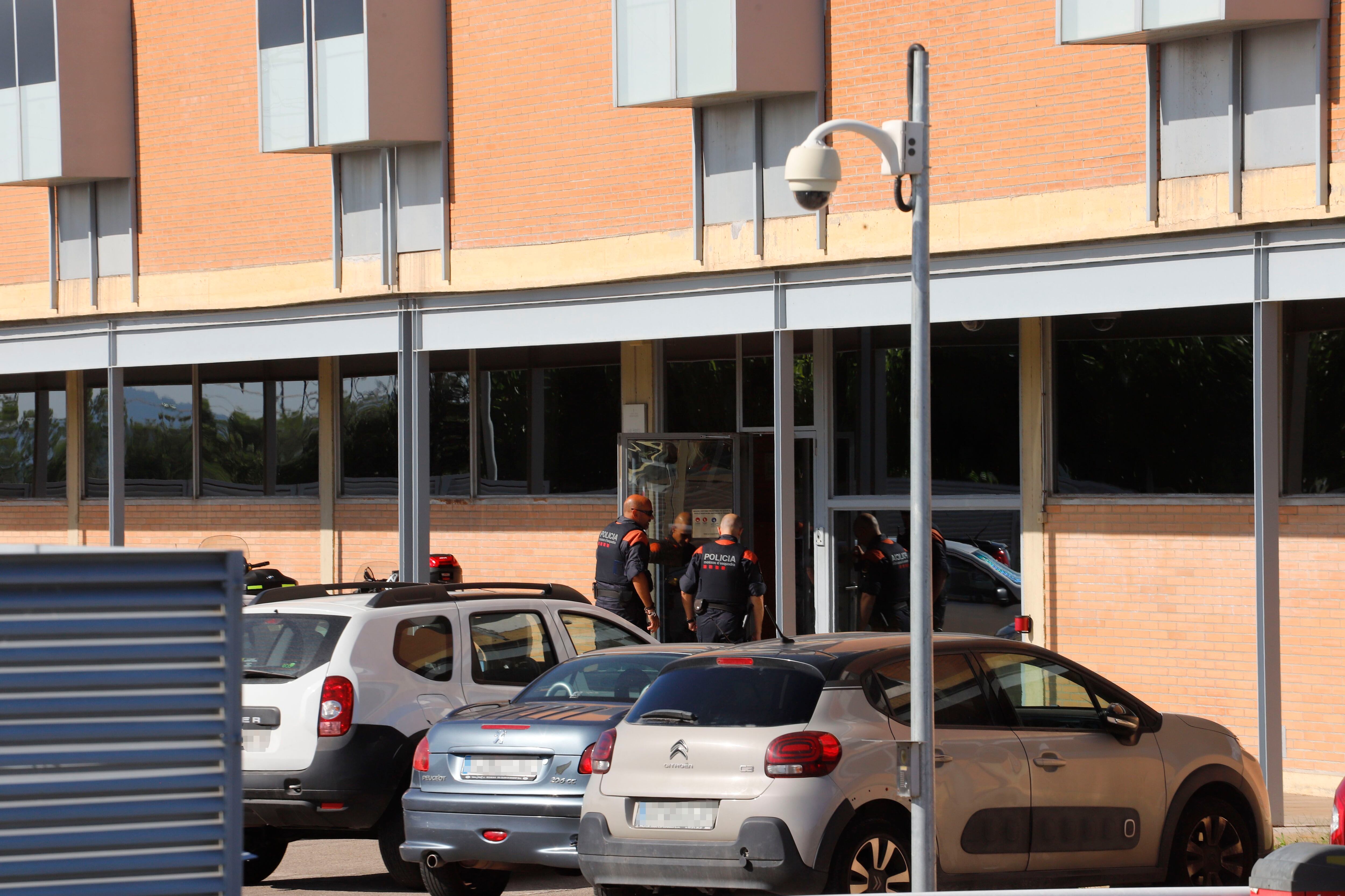 Diversos policías en el hospital de Terrassa, donde se ha practicado la eutanasia a Marin Eugen Sabau, conocido como el pistolero de Tarragona.