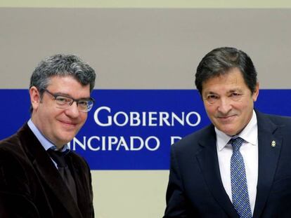 El ministro de Energ&iacute;a, &Aacute;lvaro Nadal, y el presidente de Asturias, Javier Fern&aacute;ndez, el lunes en Oviedo.