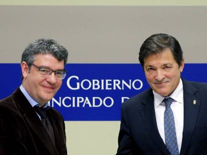 El ministro de Energía, Álvaro Nadal, y el presidente de Asturias, Javier Fernández, el lunes en Oviedo.