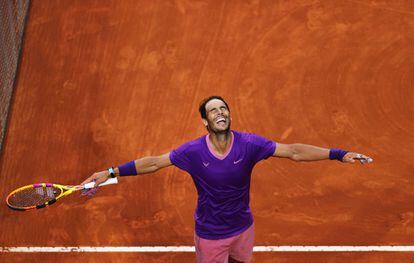 Nadal celebra el punto de partido que le dio el triunfo sobre Novak Djokovic durante la final masculina del Masters 1000 de Roma en el Foro Itálico.