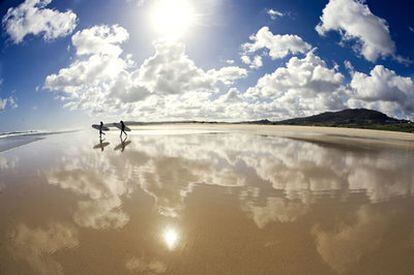 Surfistas en la Playa de Baldaio, Costa da Morte