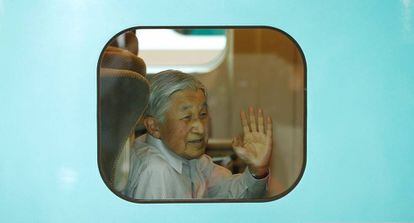 El emperador Akihito saluda desde la ventanilla de un tren bala, el pasado 25 de julio en Tokio.&ensp;