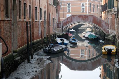 Botes varados en un canal en Venecia durante la marea baja que afecta a la ciudad des de hace días, el 17 de febrero.