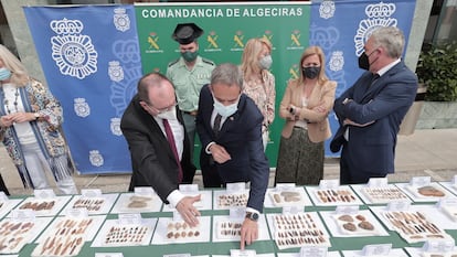El catedrático de Prehistoria, José Ramos, muestra el subdelegado del Gobierno en Cádiz, José Pacheco, parte de los mil útiles prehistóricos recuperados en una operación de la Guardia Civil y la policía en Algeciras.
