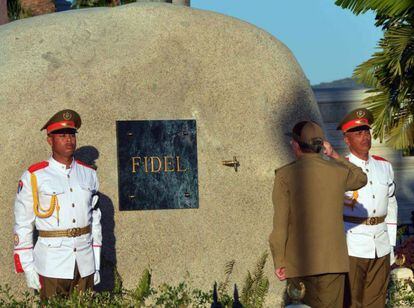 El presidente de Cuba, Raúl Castro (centro), frente a la tumba de Fidel Castro en el cementerio Santa Ifigenia, en Santiago de Cuba.