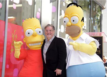 Matt Groening, con Bart (izquierda) y Homer Simpson, sus criaturas.