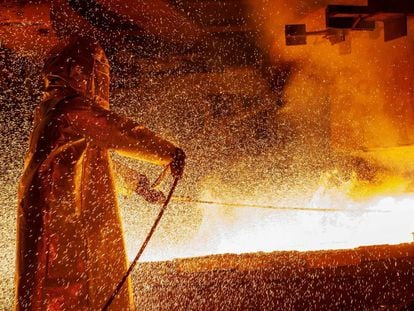Un trabajador de la compañía minera indonesia PT Vale funde níquel en una planta de Soroako. 