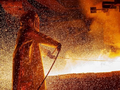 Un trabajador de la compañía minera indonesia PT Vale funde níquel en una planta de Soroako. 