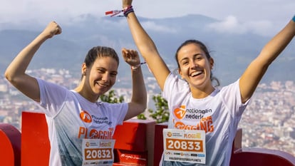 Dos corredoras celebran participar en una de las carreras patrocinadas por Nationale-Nederlanden.