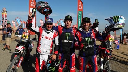 Ricky Brabec, en el centro, posa con sus compañeros de podio en el Dakar, Ross Branch, a la izquierda, segundo, y Adrien van Beveren, tercero.