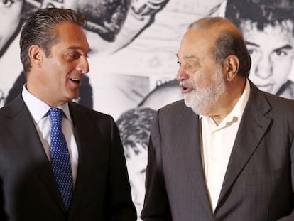 El magnate mexicano Carlos Slim, a la derecha, junto a su hijo Carlos Slim Domit.