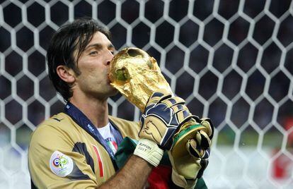 El portero, Gianluigi Buffon, besa el trofeo de del Mundial de 2006 que se celebró en Alemania. Italia ganó en la final a Francia en los penaltis. 