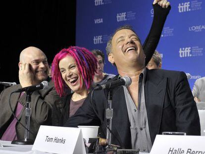 De izquierda a derecha, los hermanos Andy y Lana Wachowski, y Tom Hanks, en la presentaci&oacute;n en Toronto de &#039;El atlas de las nubes&#039;.