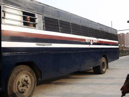 Un autob&uacute;s de la polic&iacute;a transporta a cinco acusados de una violaci&oacute;n del pasado 16 de diciembre.