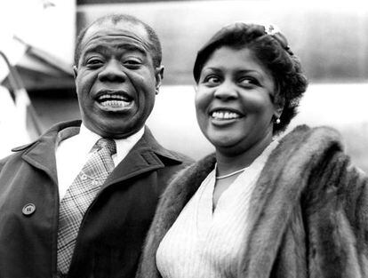 Louis Armstrong y su mujer, Lucille Armstrong, en abril de 1956.