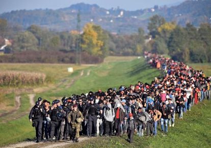 Cientos de emigrantes caminan hacia la frontera croata en Rogonce (Eslovenia).