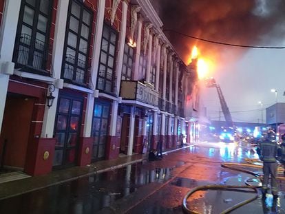 Imágenes del incendio de tres discotecas en Murcia, en la zona de ocio de Las Atalayas