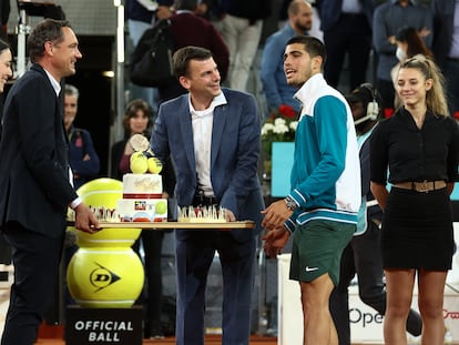Alcaraz recibe una tarta tras el partido contra Norrie por su 19º cumpleaños, este jueves en la Caja Mágica.