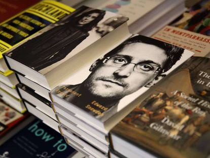 Edward Snowden, retratado en la portada de su libro.
