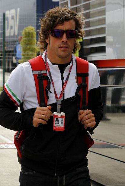 Alonso camina por el paddock del circuito de Silverstone.