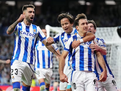 Los jugadores de la Real Sociedad celebran el gol de Oyarzabal ante el Athletic este sábado.