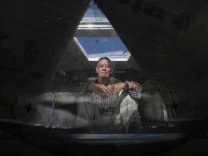 Lucio Ballesteros, retratado en el interior de su nave espacial.