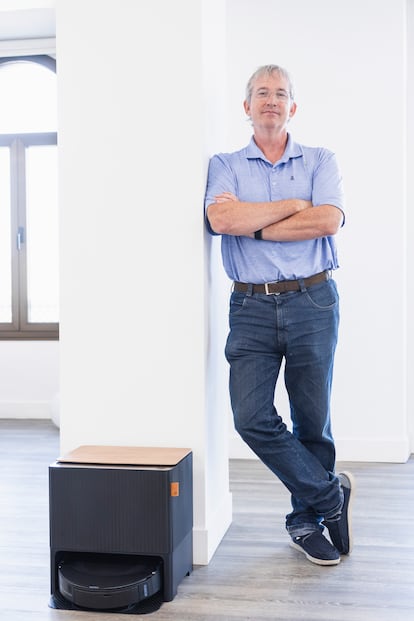 Colin Angle poses next to the Roomba J9+, whose new docking station allows you to change the water for washing and empty the waste tank, giving it 60 days of autonomy.