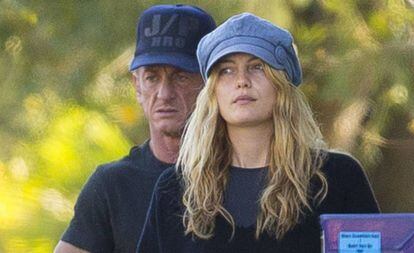 El actor Sean Penn y la actriz Leila George D'Onofrio en Los Ángeles en 2017. 