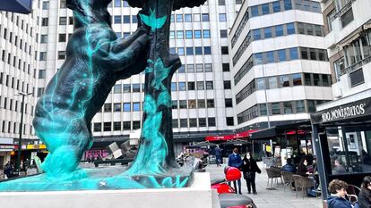 "Quise poner un poco de luz en medio de tanta oscuridad”. El oso y el madroño que diseñó una farmacéutica