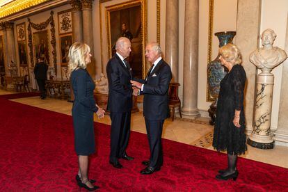 Carlos III y Camila Parker-Bowles saludan en Buckingham al presidente de EE UU, Joe Biden, y a su esposa, Jill Biden. 