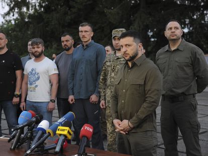 Zelenski, este sábado, en Lviv, junto a los cinco combatientes que consiguió traer desde Turquía.