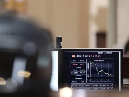Un monitor muestra la evolución del Ibex 35 en el palacio de la Bolsa de Madrid, el viernes pasado.