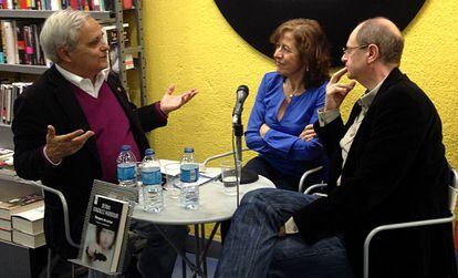 De izquierda a derecha, Juan Cruz, Berna González Harbour y Fernando Marías, en la presentación de 'Margen de error' (RBA).