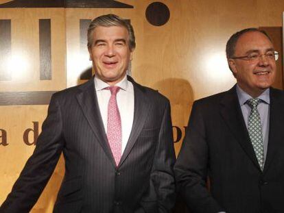 El consejero delegado de Abertis y presidente de Cellmex Telecom, Francisco Reyn&eacute;s, junto al consejero delegado de Cellmex Telecom, Tob&iacute;as Mart&iacute;nez (derecha). 