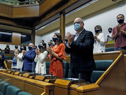 Todos los parlamentarios puestos en pie han aplaudido tras mantener un minuto de silencio por las víctimas del coronavirus, este lunes en el pleno de constitución de la Cámara vasca.