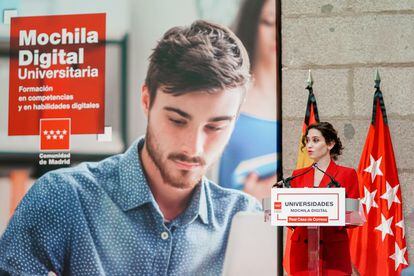 La presidenta madrileña, Isabel Díaz Ayuso, presenta la mochila digital universitaria el pasado 22 de febrero.