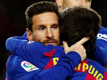 Messi y Riqui Puig se abrazan tras el gol del Barça.