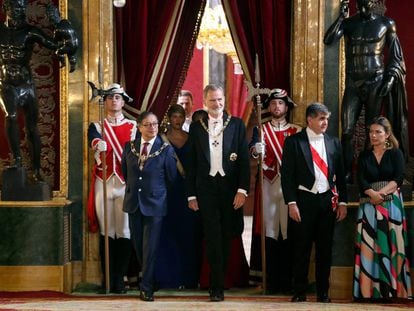 El presidente de Colombia, a la izquierda, y el rey Felipe VII caminan juntos en una cena de gala que se ha celebrado en el Palacio Real, en Madrid.